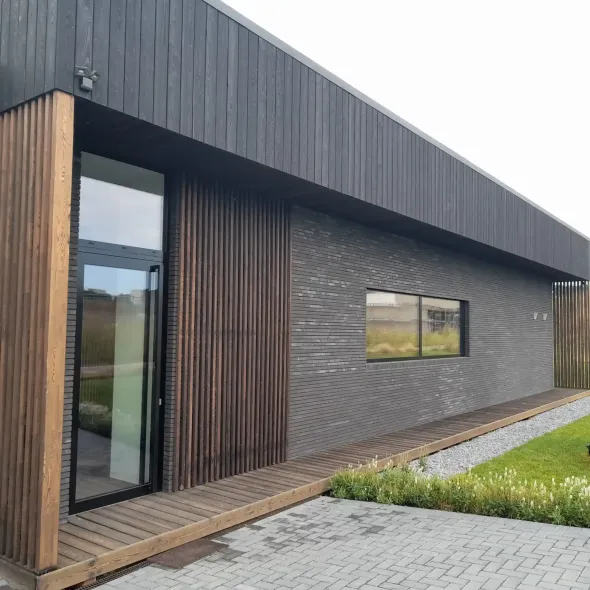 Modernus skandinaviško stiliaus namas su medžio apdaila ir klinkerinėmis plytelėmis Charcoal