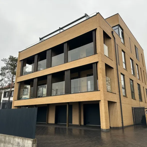 Prabangios architektūros pastato eksterjeras iš išskirtinai ilgų klinkerinių plytų mūro