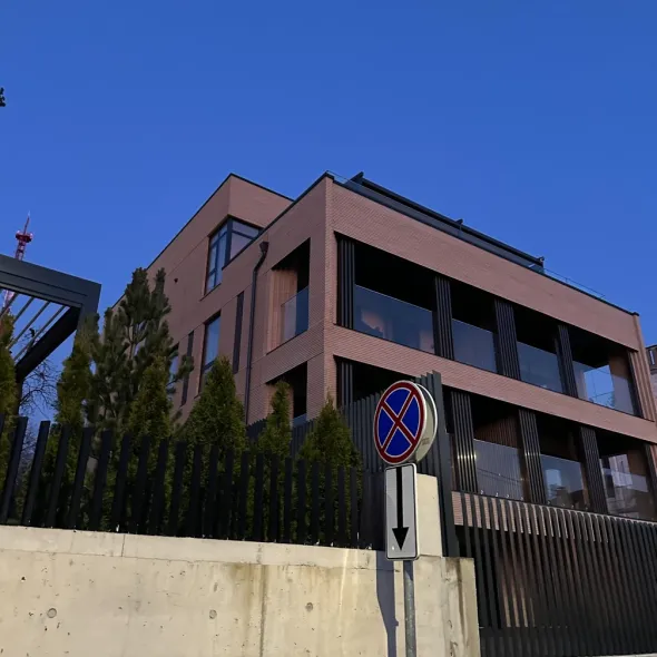 Ypač ilgos siauros klinkerinės plytos, išlaikančios tobulai tiesias horizontalaus mūro linijas