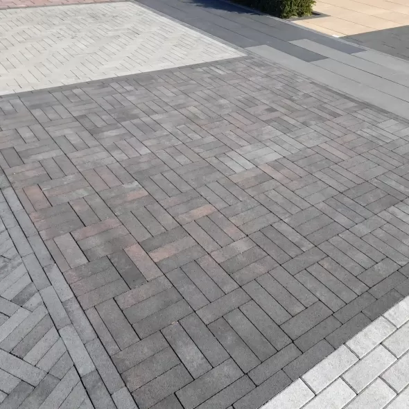 Tamsios anglies ir juodai pilkos spalvos klinkerio formato betoninių trinkelių grindinys