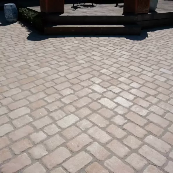 Gelsvos smiltainio spalvos natūralaus akmens išvaizdos betoninių trinkelių grindinio paviršius