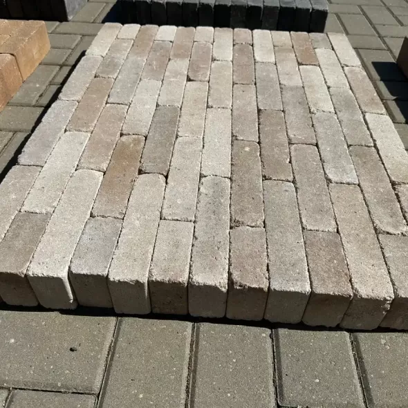 Itin šiltų ir natūraliai margų smėlio atspalvių klinkerio formato betoninės trinkelės