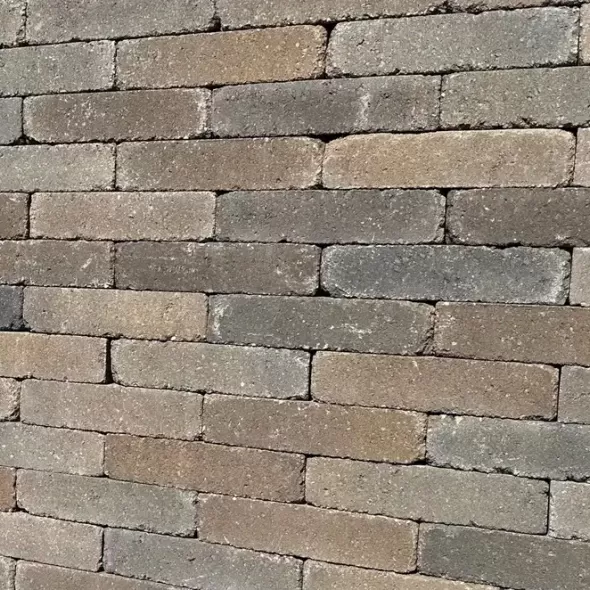 Laiko patikrinta šiltai ruda žemės spalva klinkerio formato betoninių trinkelių grindinyje