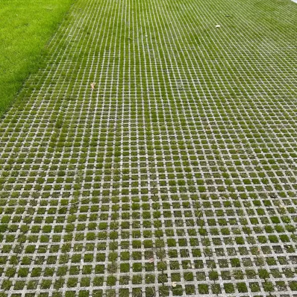 Kvadratinių tinklinių ažūrinių eco betoninių trinkelių žaliuojantis ir vandeniui pralaidus vejos korio grindinys