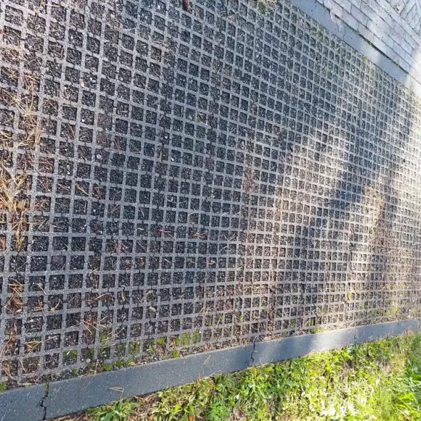 Kvadratinių tinklinių ažūrinių betoninių trinkelių su smulkia skaldele tvarus ir estetiškas grindinys kelkraštyje