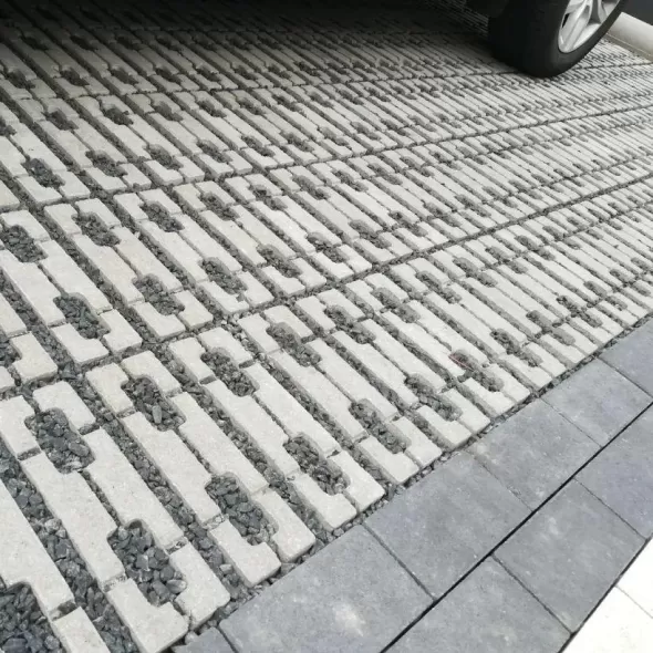 Klinkerio formato ažūrinių eko betoninių trinkelių su pilka skaldele danga automobilių stovėjimo vietoje po automobiliu