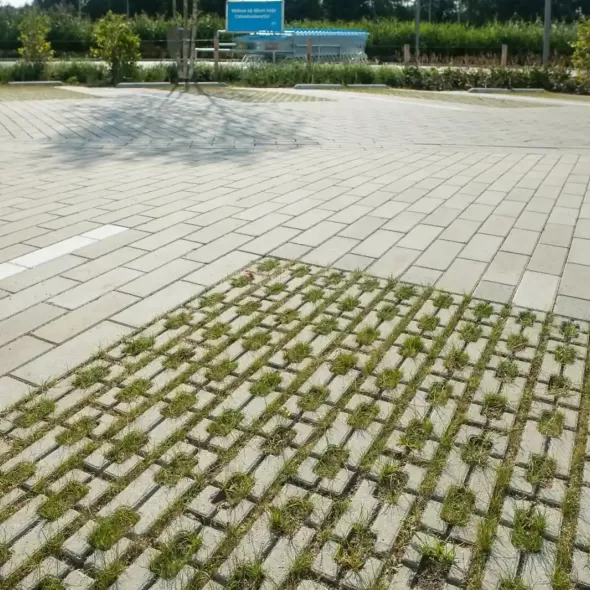 Klinkerio formato ažūrinių eco betoninių trinkelių vandeniui pralaidi automobilių aikštelė prie prekybos centro