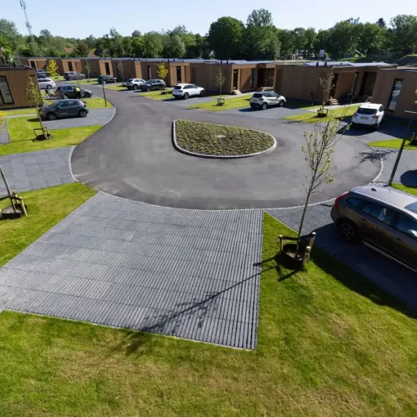 Linijinių ažūrinių eco betoninių trinkelių moderni parkavimo aikštelė gyvenamajame kvartale