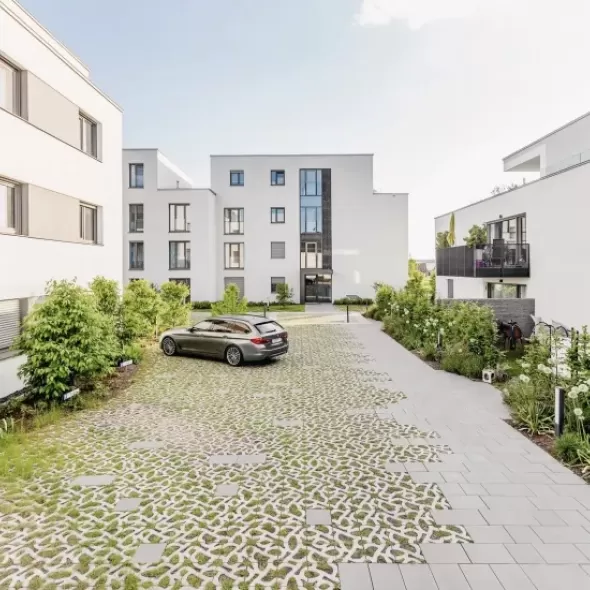 Išskirtinio gėlių rašto ažūrinių eco betoninių trinkelių vandeniui pralaidus kiemo grindinys gyvenamajame kvartale