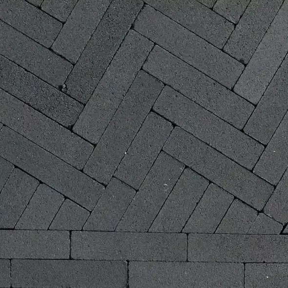 juodos antracito atspalvio betoninių trinkelių grindinys sudėtas eglutės raštu