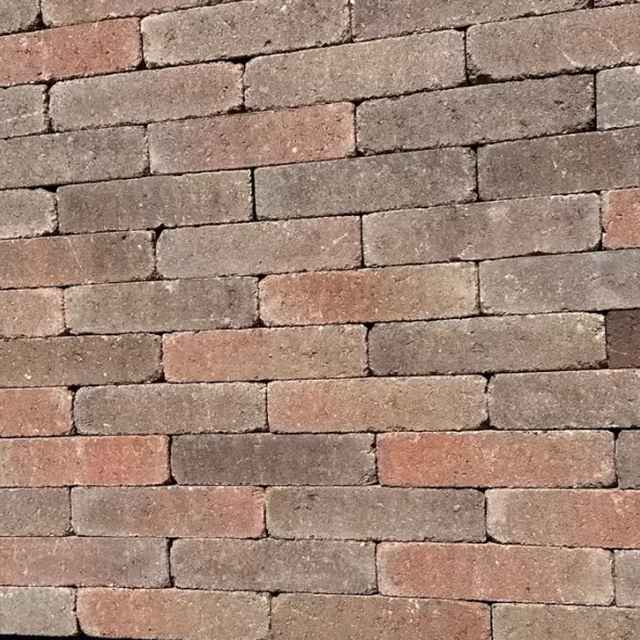 Vario, rausvų ir žemiškų rudų tonų sendinto klinkerio formato betoninių trinkelių grindinio paviršius