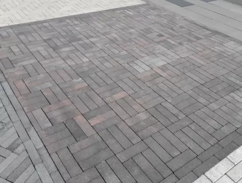 Tamsios anglies ir juodai pilkos spalvos betoninės trinkelės su šiltu rudo atspalvio pustoniu. MBI Venice Geoklinker Geosteen grindinys. Klinkermenas.lt