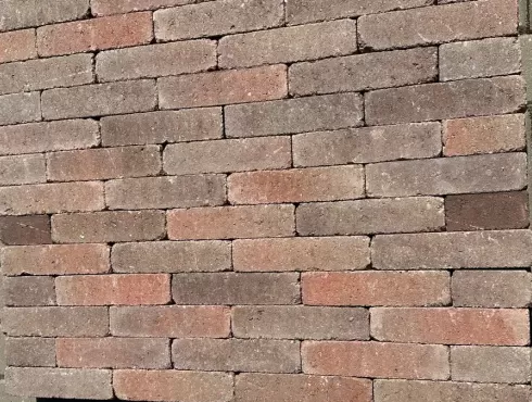 Vario, rausvų ir žemiškų rudų tonų sendinto klinkerio formato betoninių trinkelių grindinio paviršius