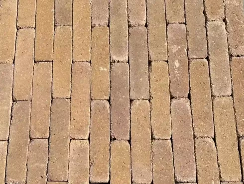 Gilaus oranžinės, rausvos ir rudos spalvų derinio sendinto klinkerio formato betoninės trinkelės